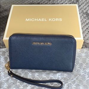 NEW IN BOX Michael Kors Large Smartphone Wristlet
